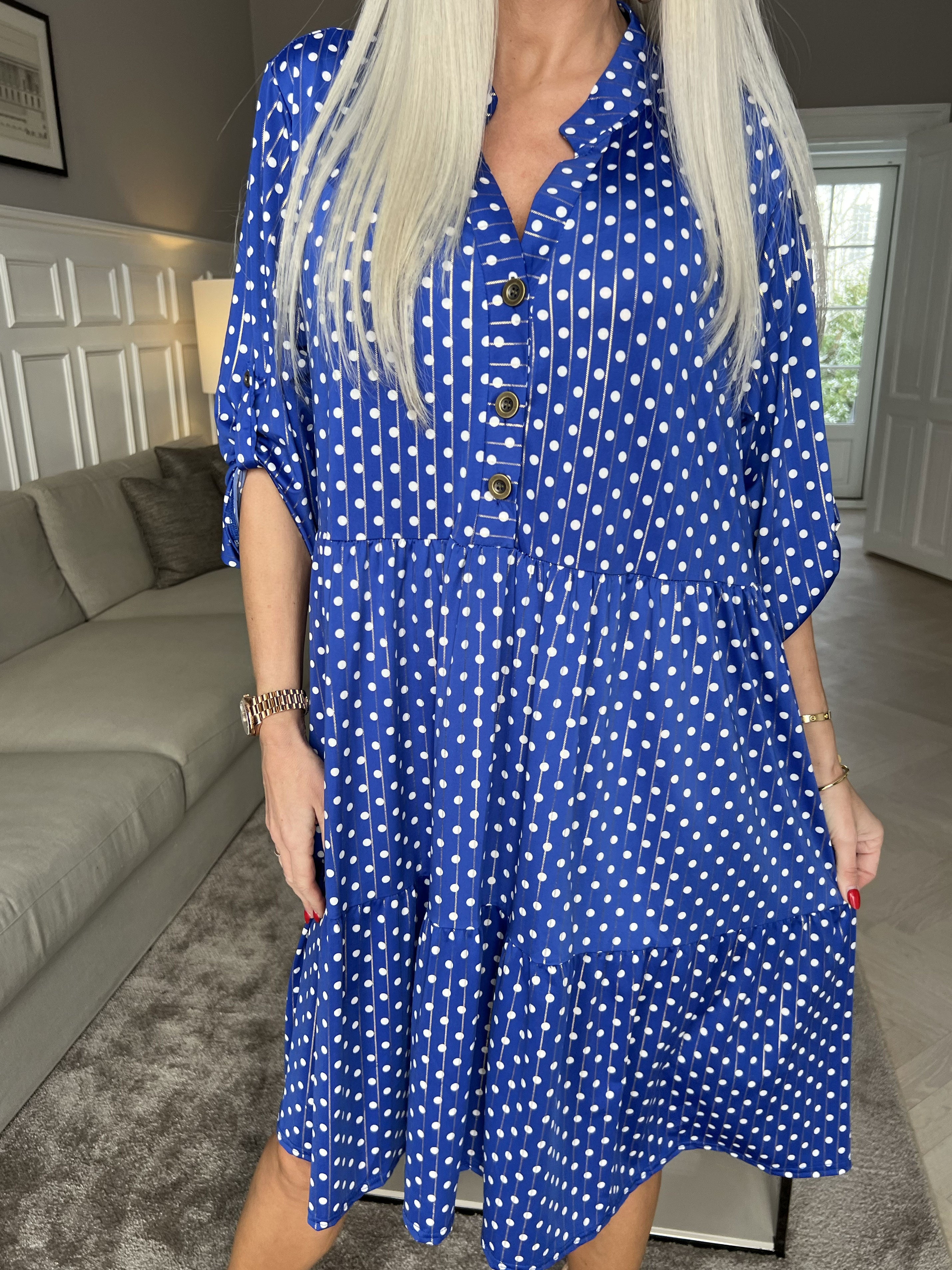 Milano Dot Midi - Kjole med prikker og lag på lag look